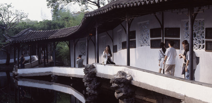 A photo os students exploring China.